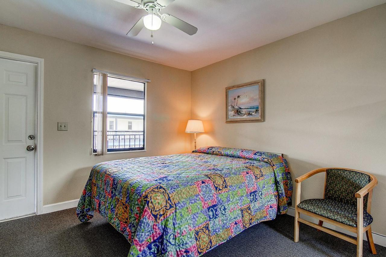 Capsule hotel Royal Canadian Clearwater Beach