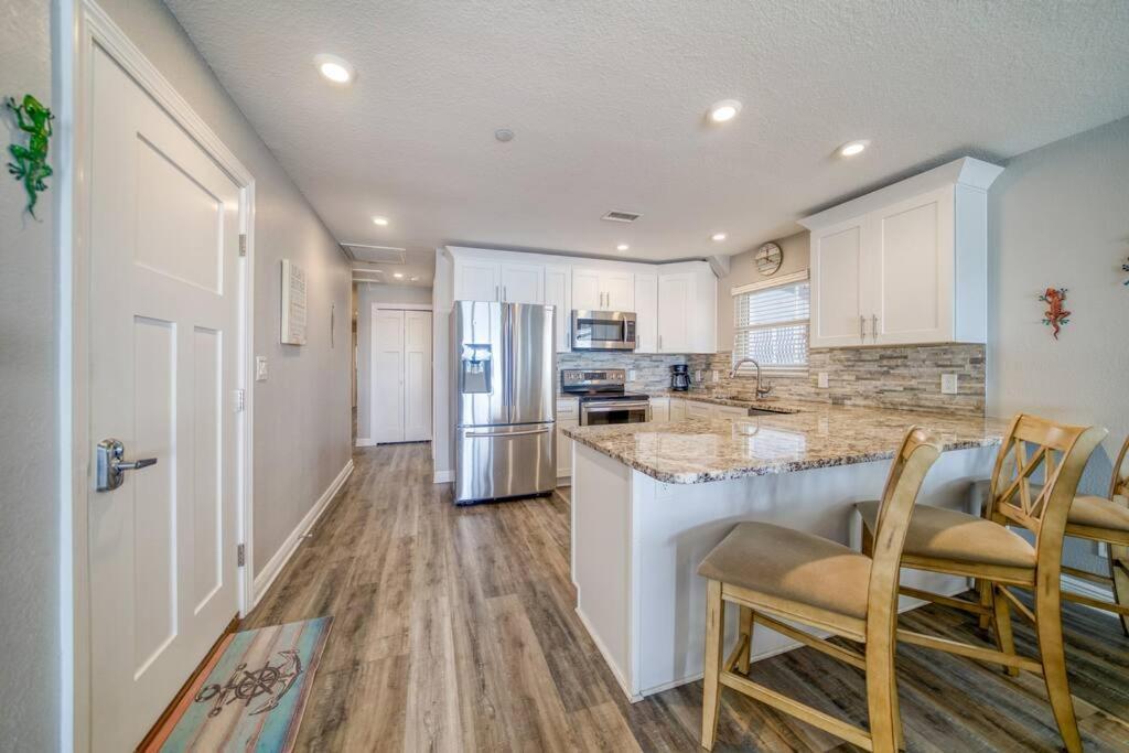 Four Shores Unit 1 Direct Gulf With Pool & Holiday home *