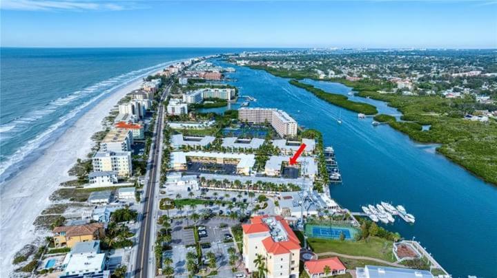 Gulf Coast Gem Private - 2bed, 1bath, Sleeps 6, Across The Street From & Gulf, Game Room, Pool Clearwater Beach