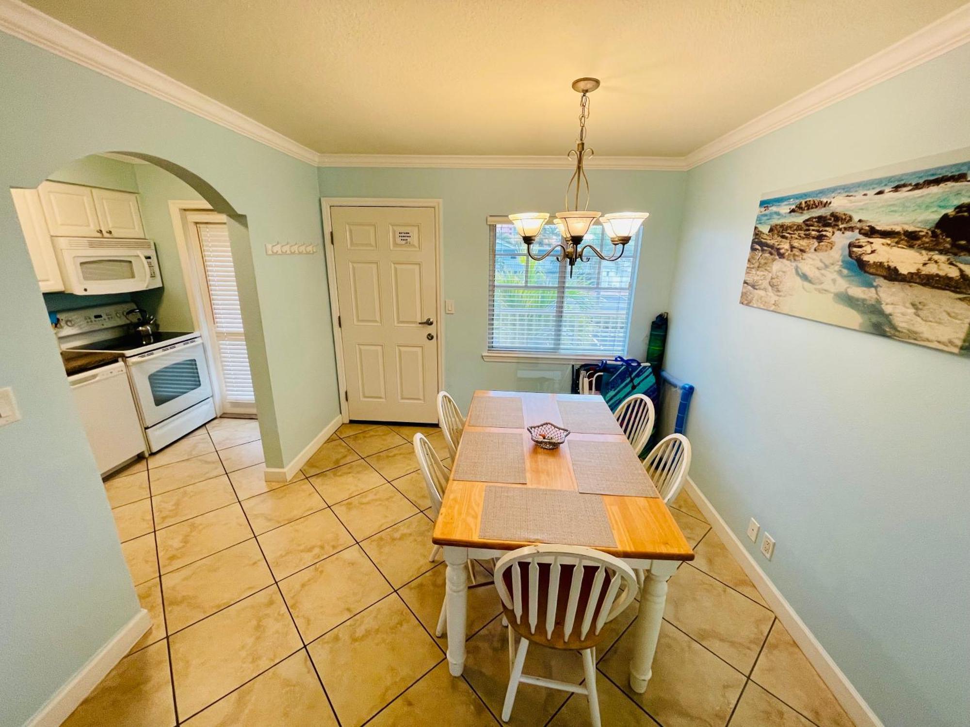 Gulf Coast Gem Private - 2bed, 1bath, Sleeps 6, Across The Street From & Gulf, Game Room, Pool *