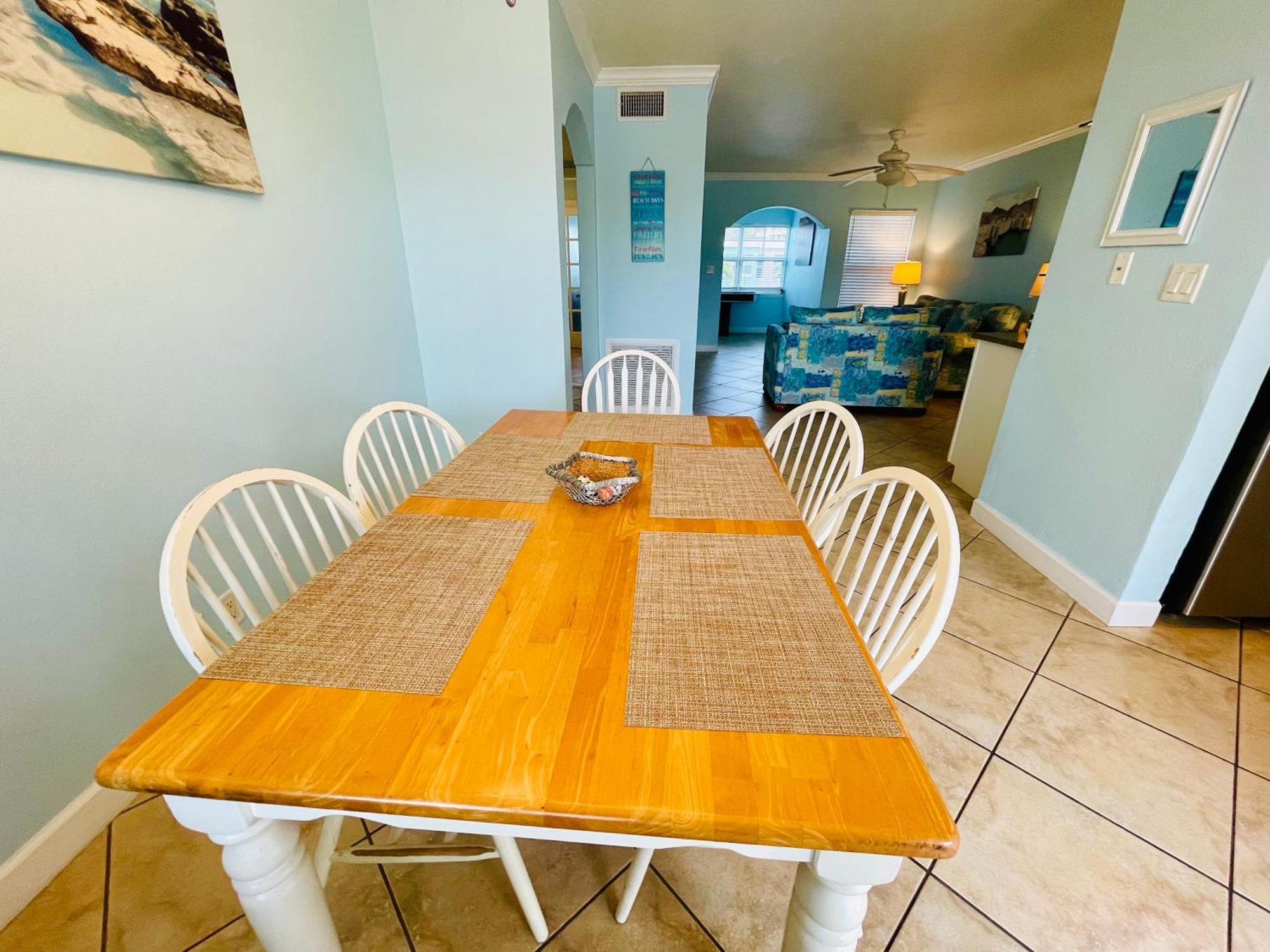 Gulf Coast Gem Private - 2bed, 1bath, Sleeps 6, Across The Street From & Gulf, Game Room, Pool Apartment Clearwater Beach