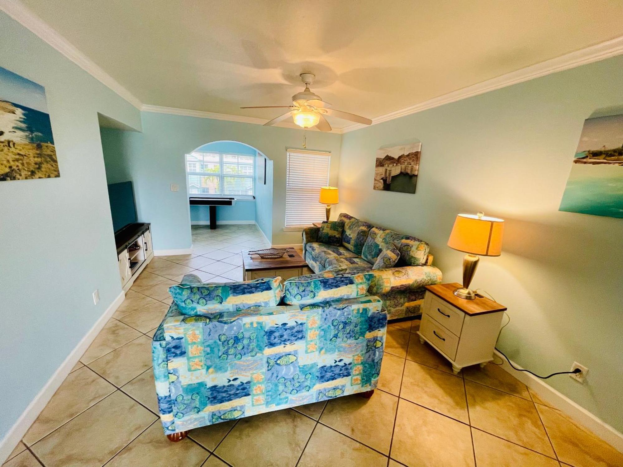Gulf Coast Gem Private - 2bed, 1bath, Sleeps 6, Across The Street From & Gulf, Game Room, Pool Apartment *