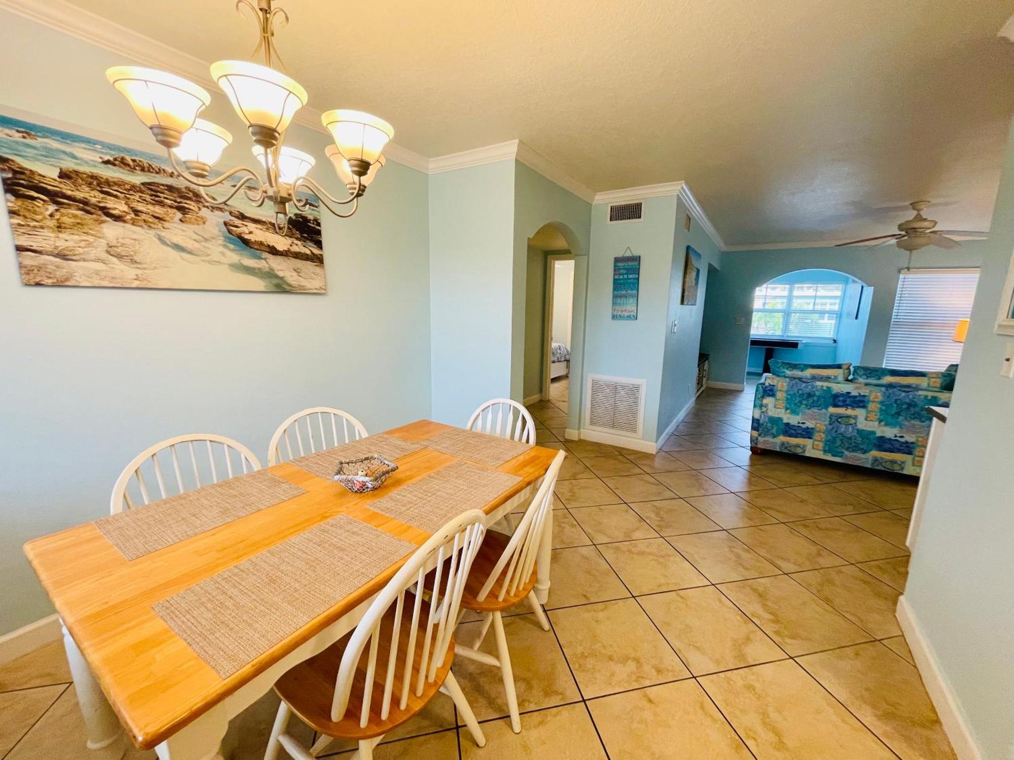 Gulf Coast Gem Private - 2bed, 1bath, Sleeps 6, Across The Street From & Gulf, Game Room, Pool Apartment Clearwater Beach