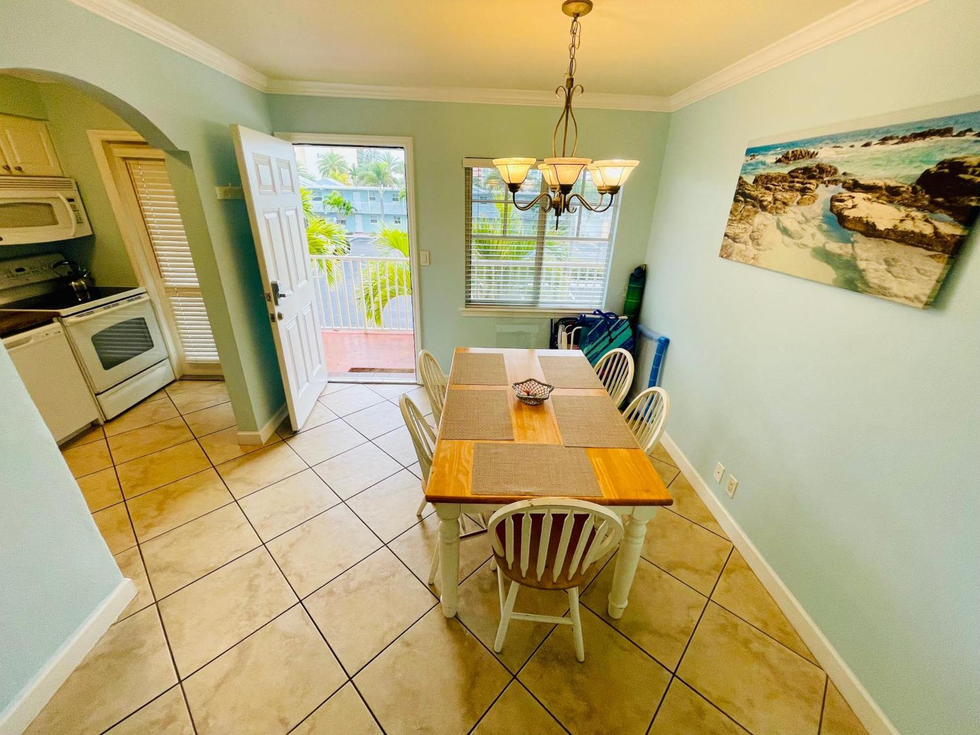 Gulf Coast Gem Private - 2bed, 1bath, Sleeps 6, Across The Street From & Gulf, Game Room, Pool