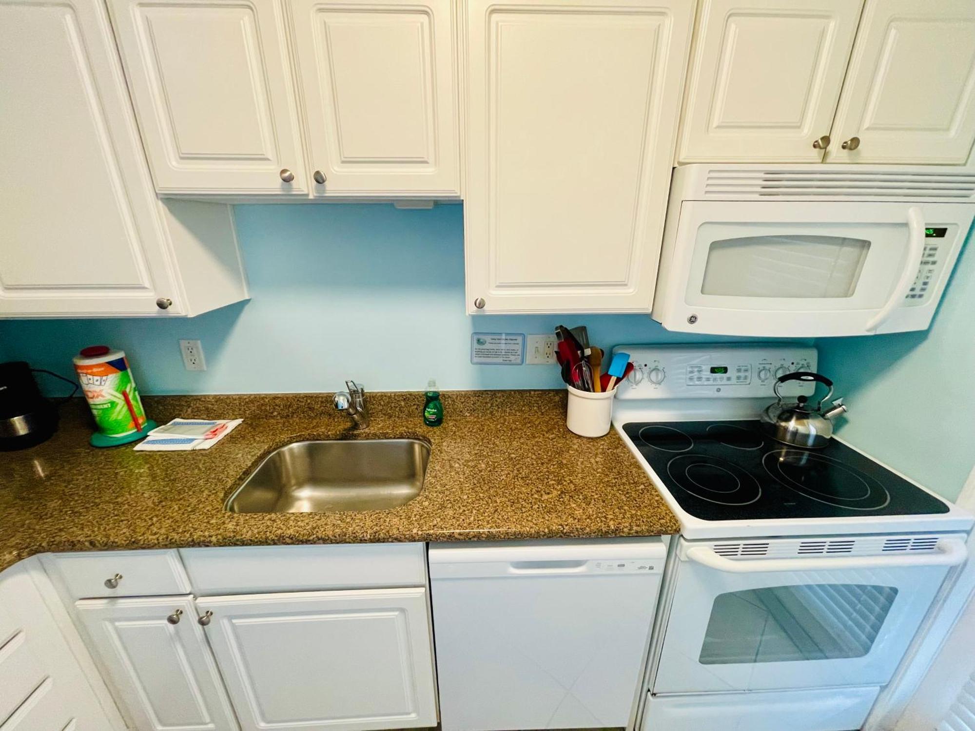 Gulf Coast Gem Private - 2bed, 1bath, Sleeps 6, Across The Street From & Gulf, Game Room, Pool Apartment *