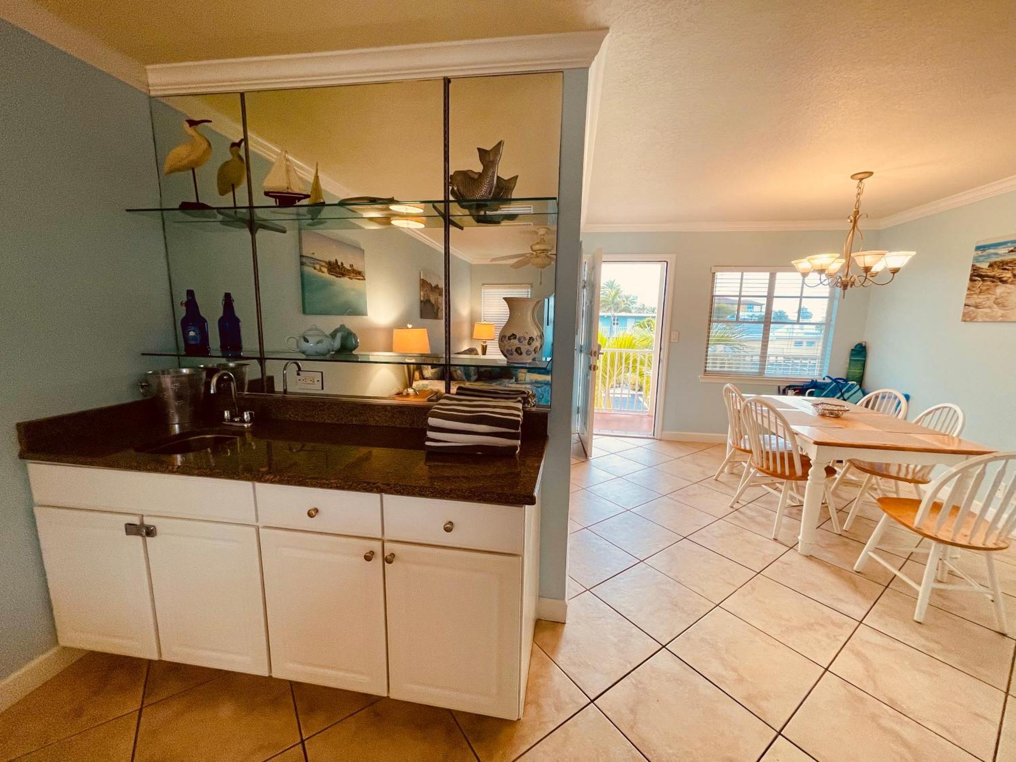 Gulf Coast Gem Private - 2bed, 1bath, Sleeps 6, Across The Street From & Gulf, Game Room, Pool Clearwater Beach
