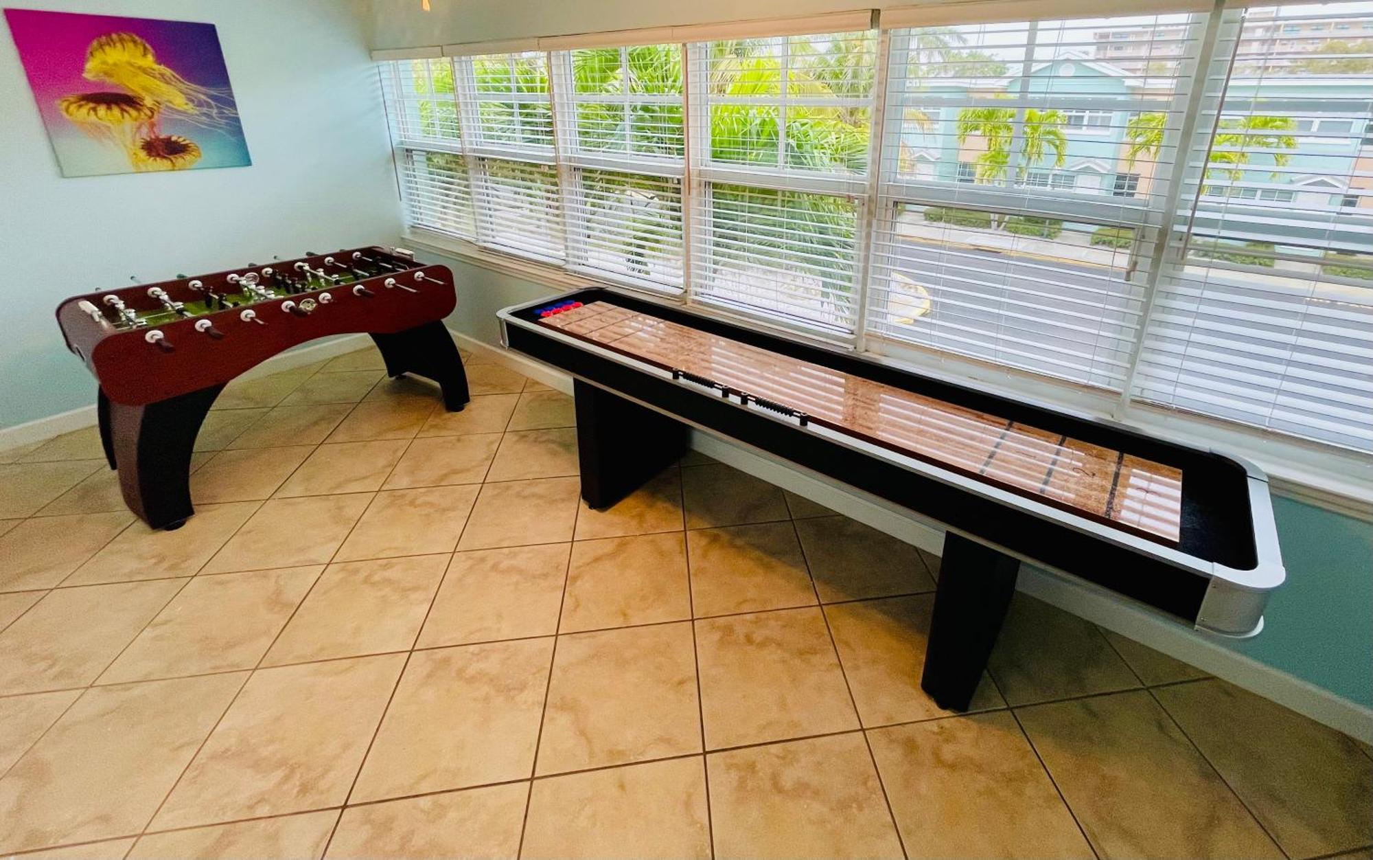 Gulf Coast Gem Private - 2bed, 1bath, Sleeps 6, Across The Street From & Gulf, Game Room, Pool Apartment