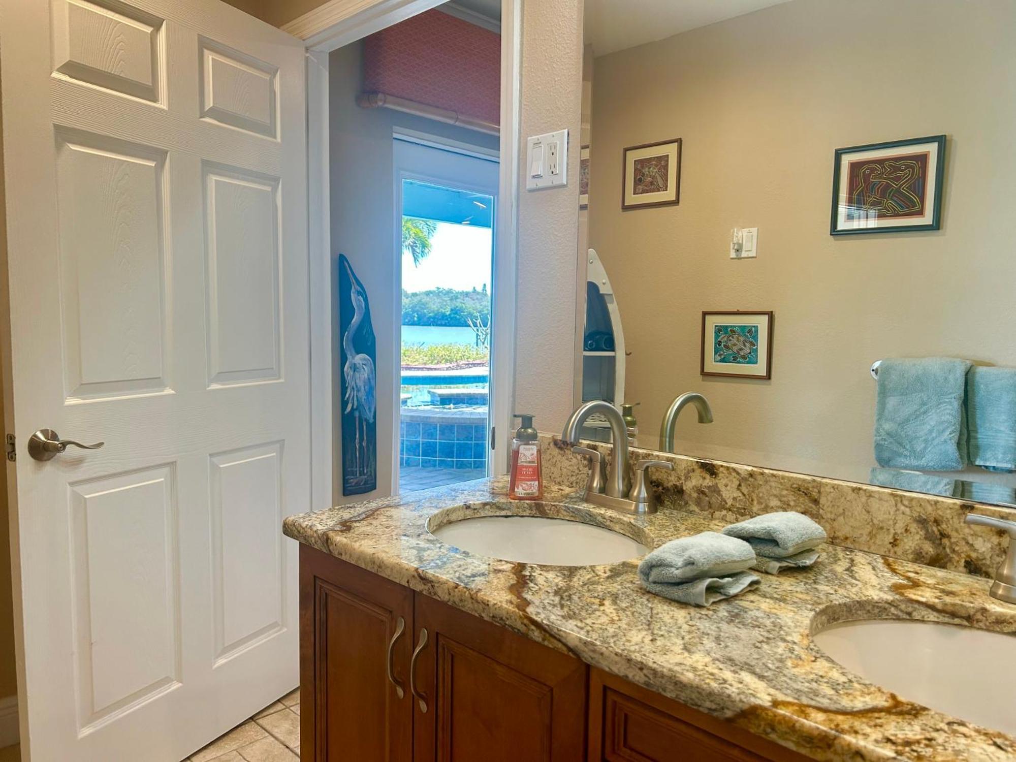 Guest - Waterfront -pool & Hot Tub- Walk To Villa *
