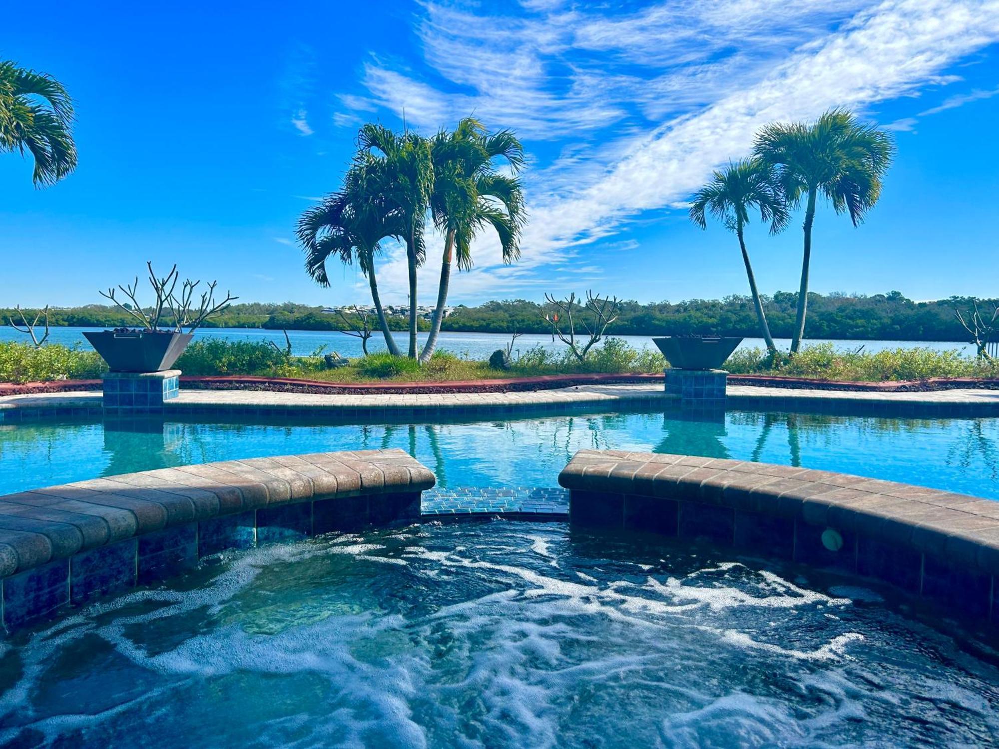 Villa Guest - Waterfront -pool & Hot Tub- Walk To