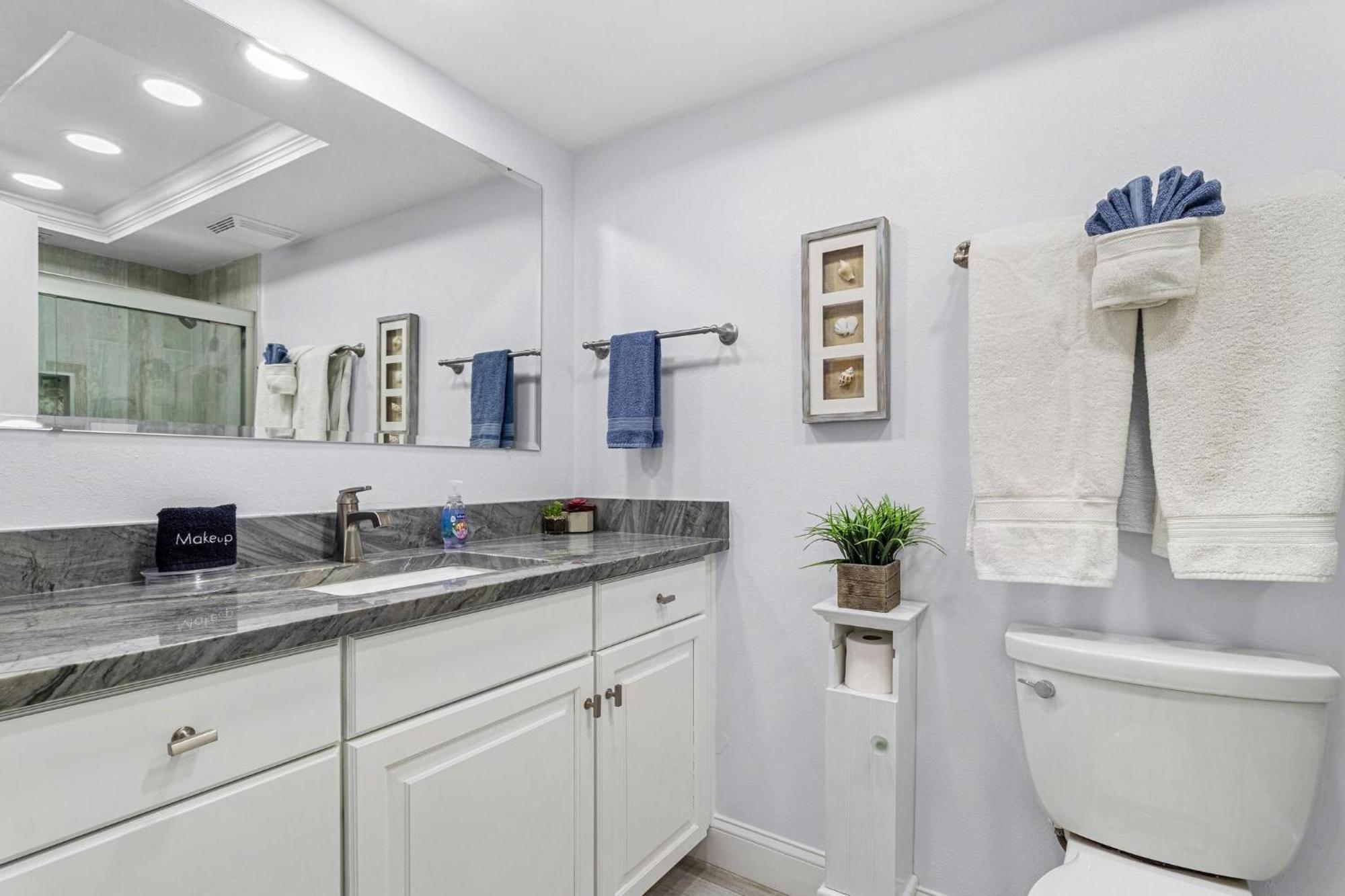 Apartment Oasis - No Storm Damage & Guest Ready! Enjoy The Heated Pool & Relax At The Beach! *