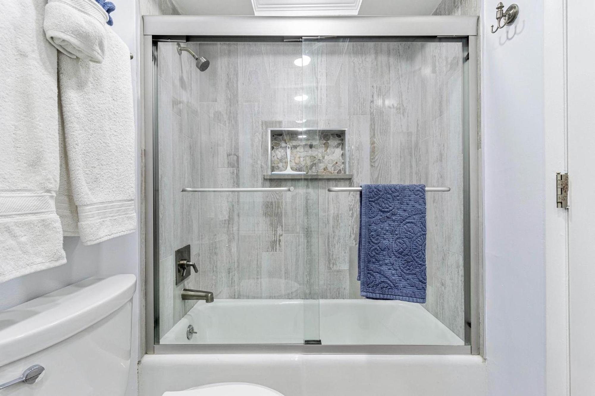 Apartment Oasis - No Storm Damage & Guest Ready! Enjoy The Heated Pool & Relax At The Beach!