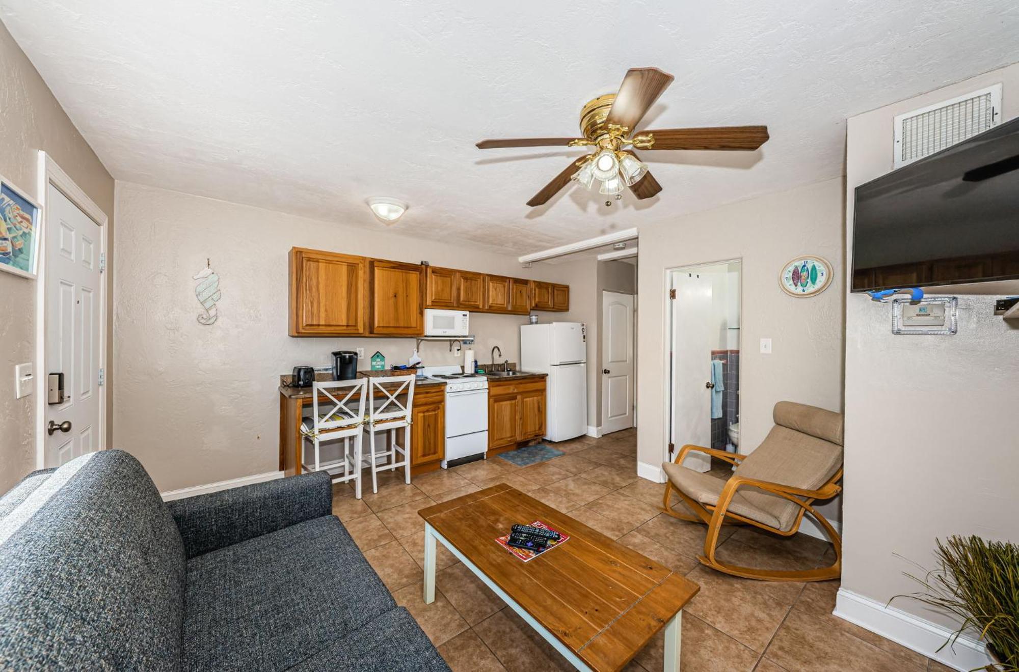 Blue Water Beachside 6 Apartment