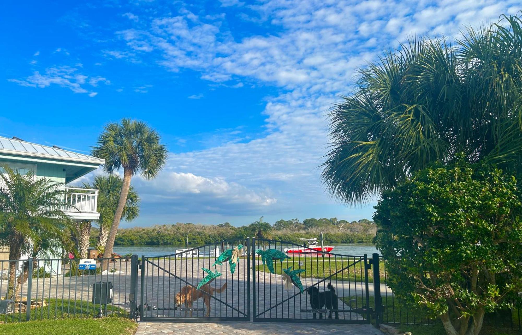 Guest - Waterfront -pool & Hot Tub- Walk To