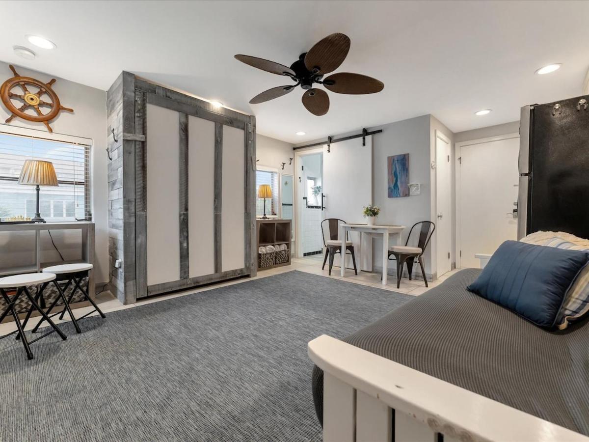 Apartment Quiet Corner Heated Pool & 2 Mins 2 Clearwater Beach