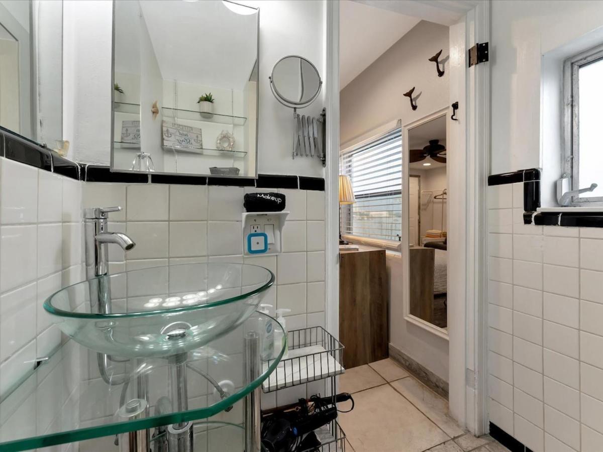 Quiet Corner Heated Pool & 2 Mins 2 Apartment *