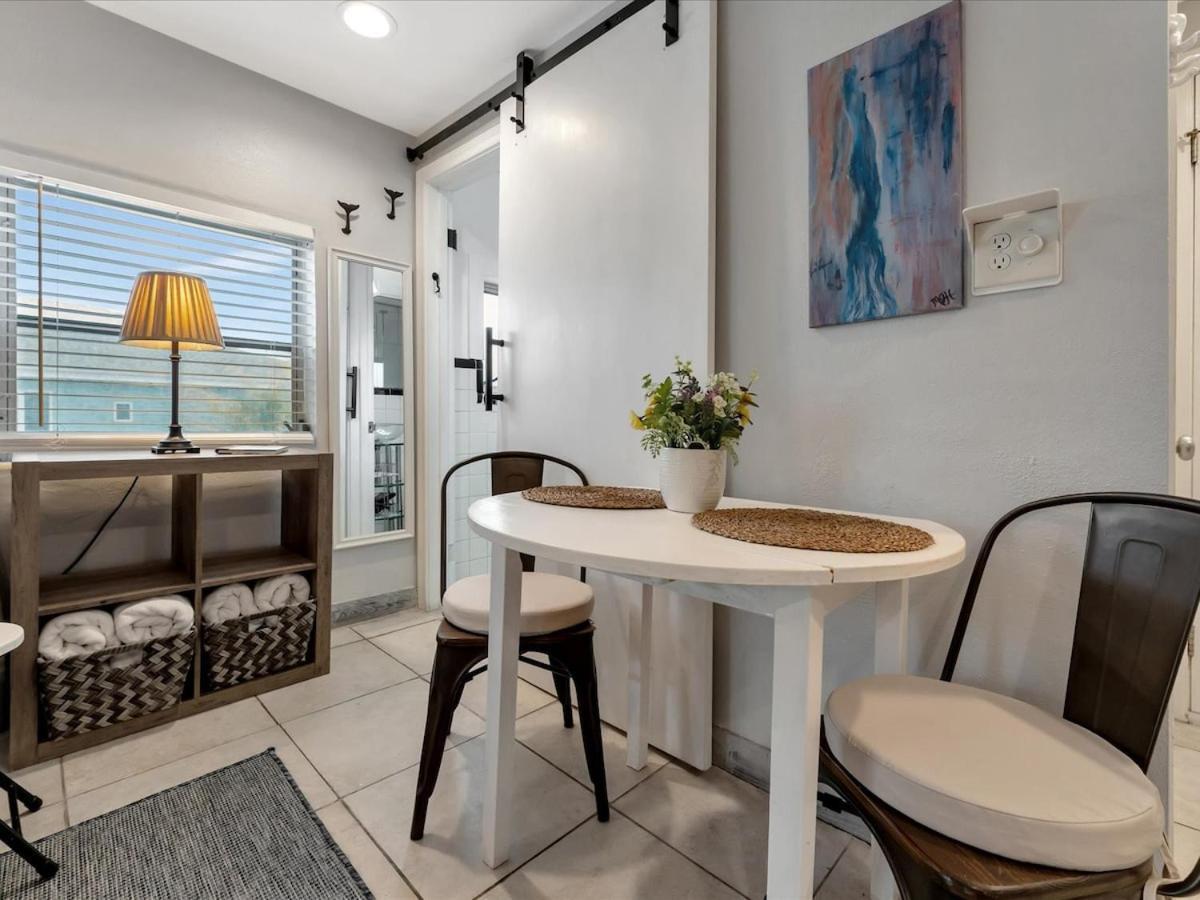 Quiet Corner Heated Pool & 2 Mins 2 Apartment