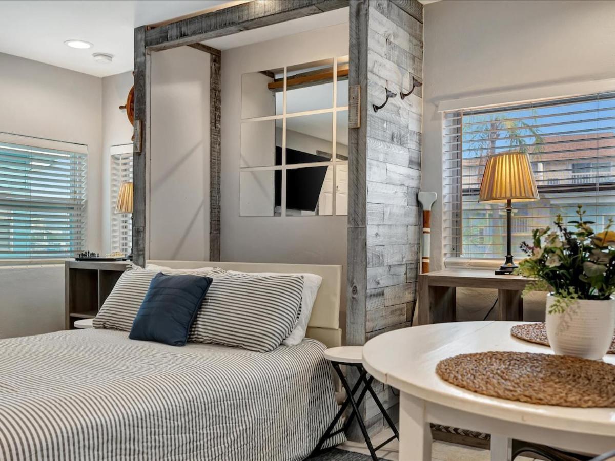 Quiet Corner Heated Pool & 2 Mins 2 Apartment