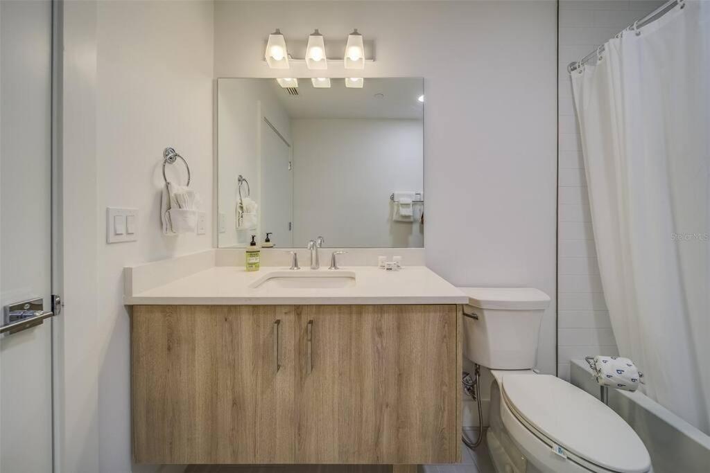 Luxury Waterfront Penthouse With Amenities And Services Apartment