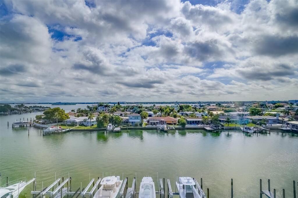 Luxury Waterfront Penthouse With Amenities And Services Apartment *
