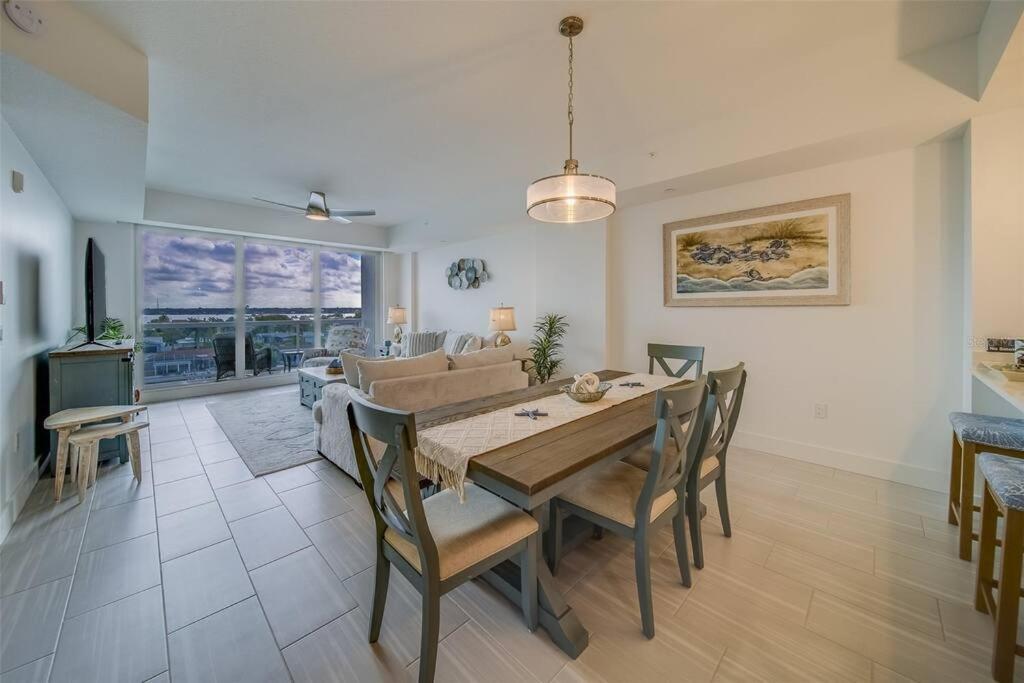 Apartment Luxury Waterfront Penthouse With Amenities And Services *