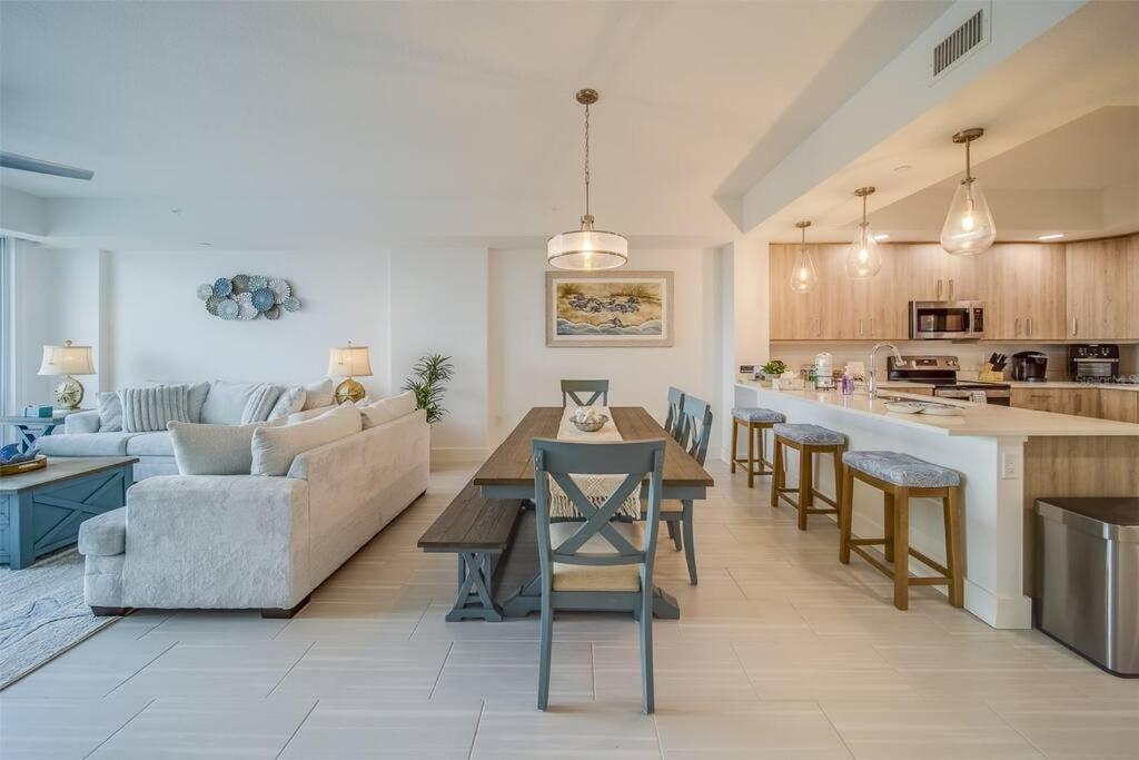 Luxury Waterfront Penthouse With Amenities And Services *