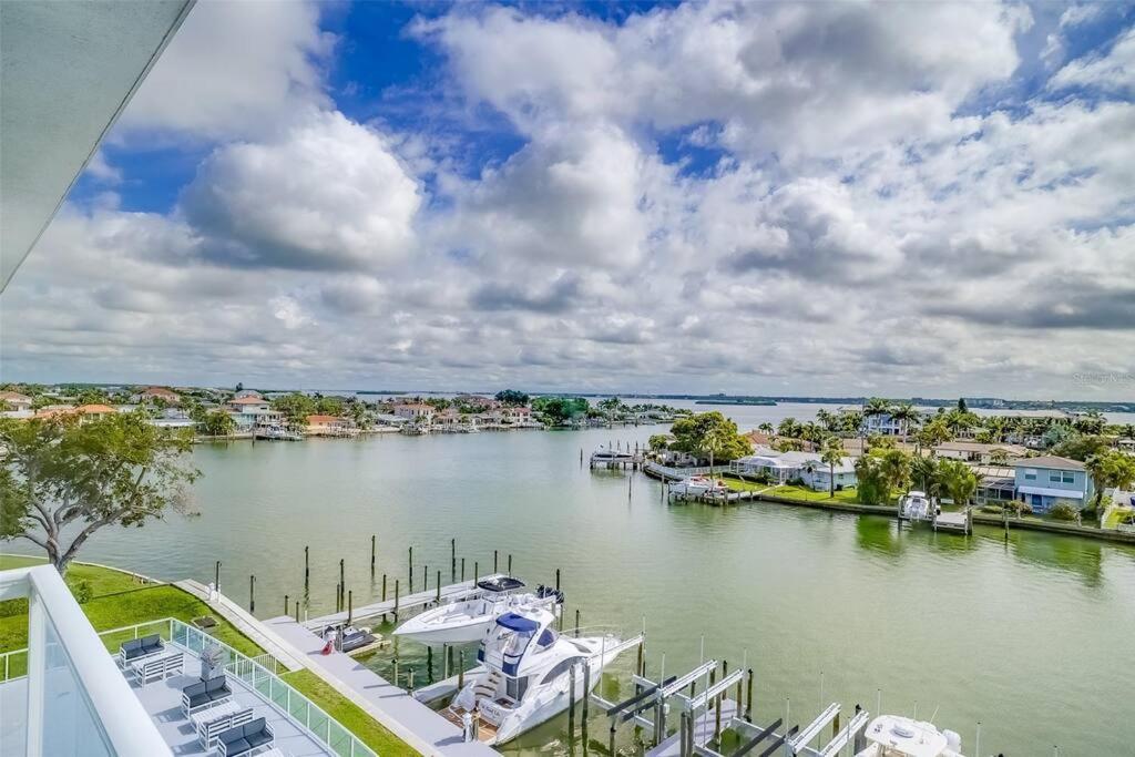 Apartment Luxury Waterfront Penthouse With Amenities And Services