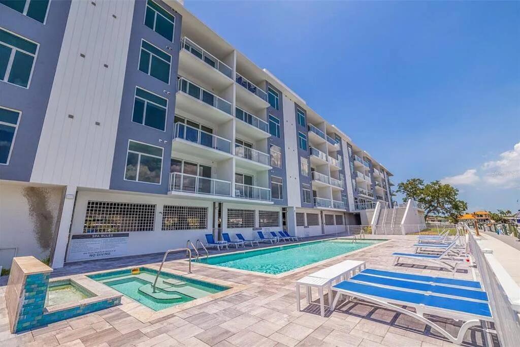 Luxury Waterfront Penthouse With Amenities And Services Apartment
