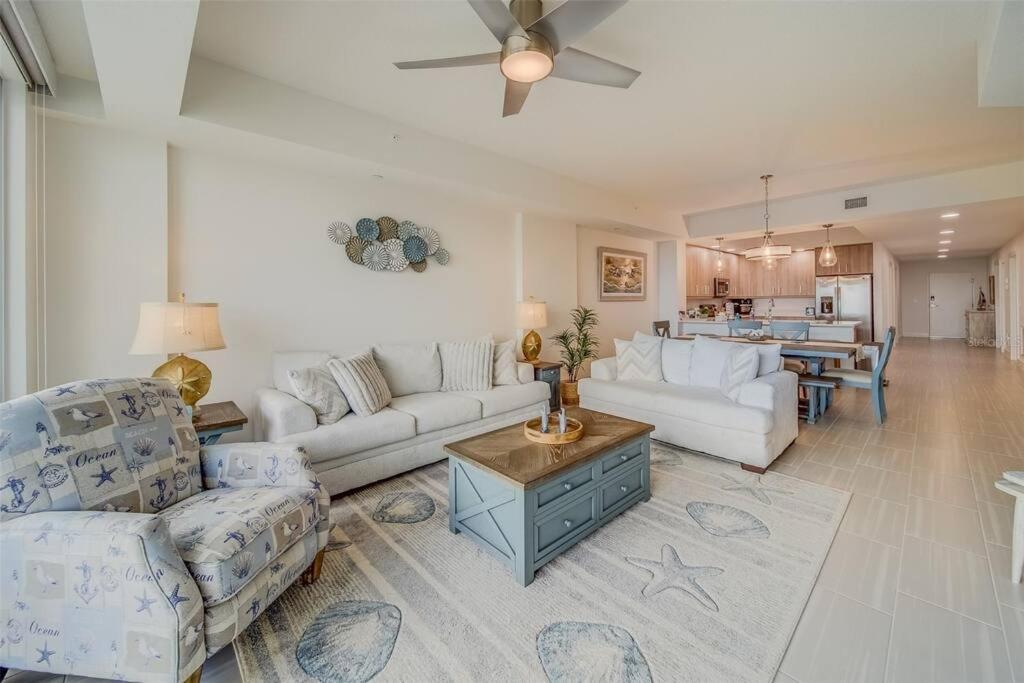 Apartment Luxury Waterfront Penthouse With Amenities And Services