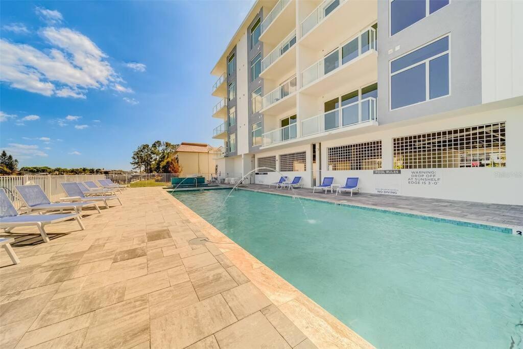 Luxury Waterfront Penthouse With Amenities And Services *