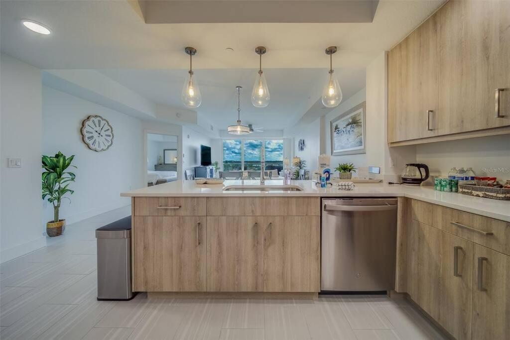 Luxury Waterfront Penthouse With Amenities And Services *