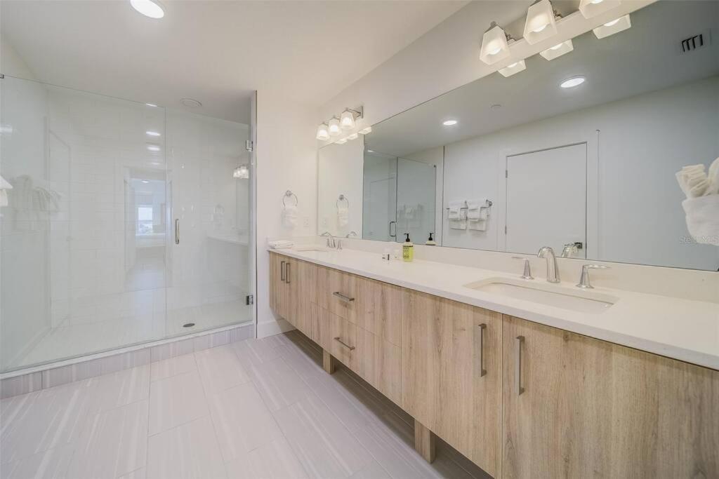 Luxury Waterfront Penthouse With Amenities And Services Apartment