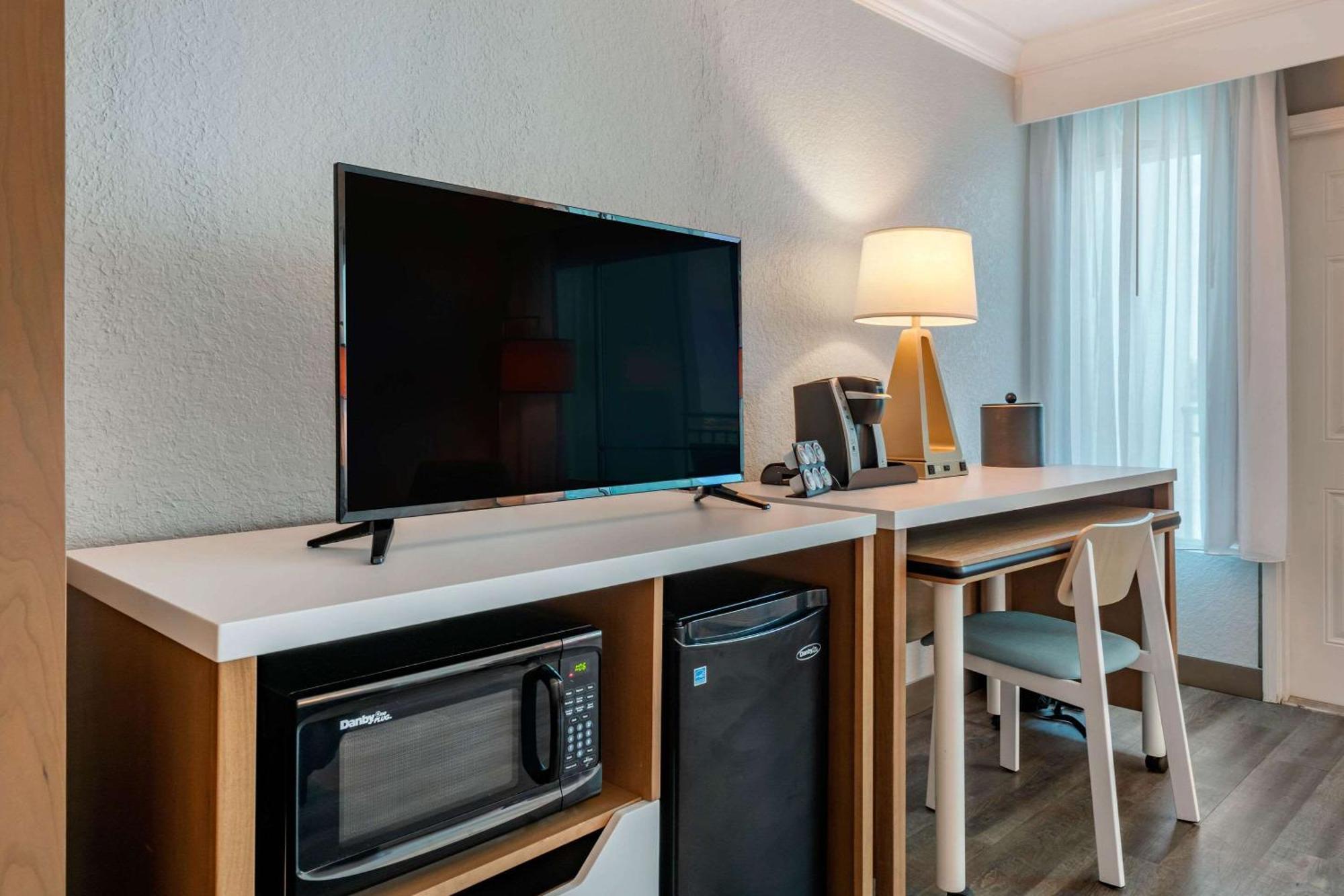 Hotel Dolphin Sands Clearwater Beach, Ascend Collection Clearwater Beach