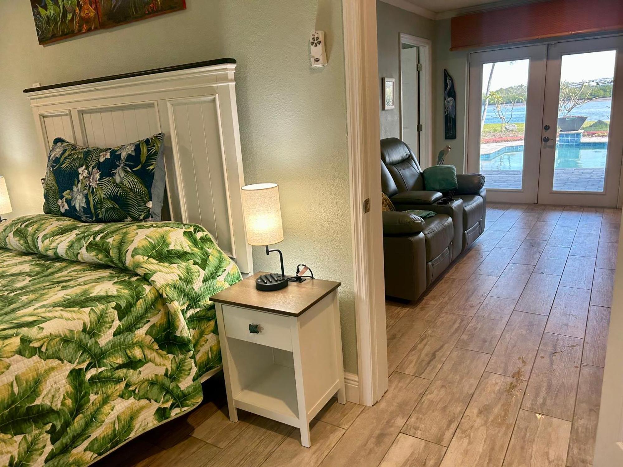 Guest - Waterfront -pool & Hot Tub- Walk To *