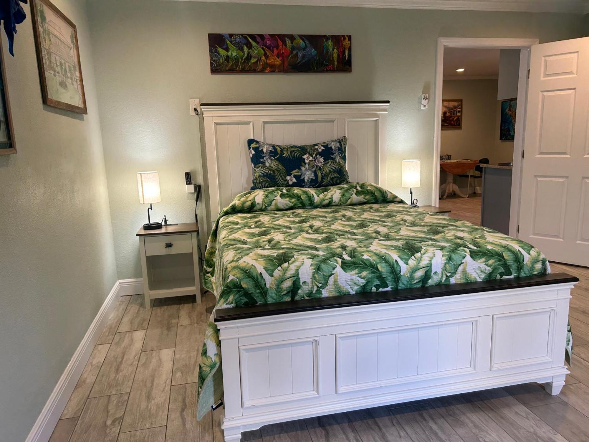 Guest - Waterfront -pool & Hot Tub- Walk To Villa *