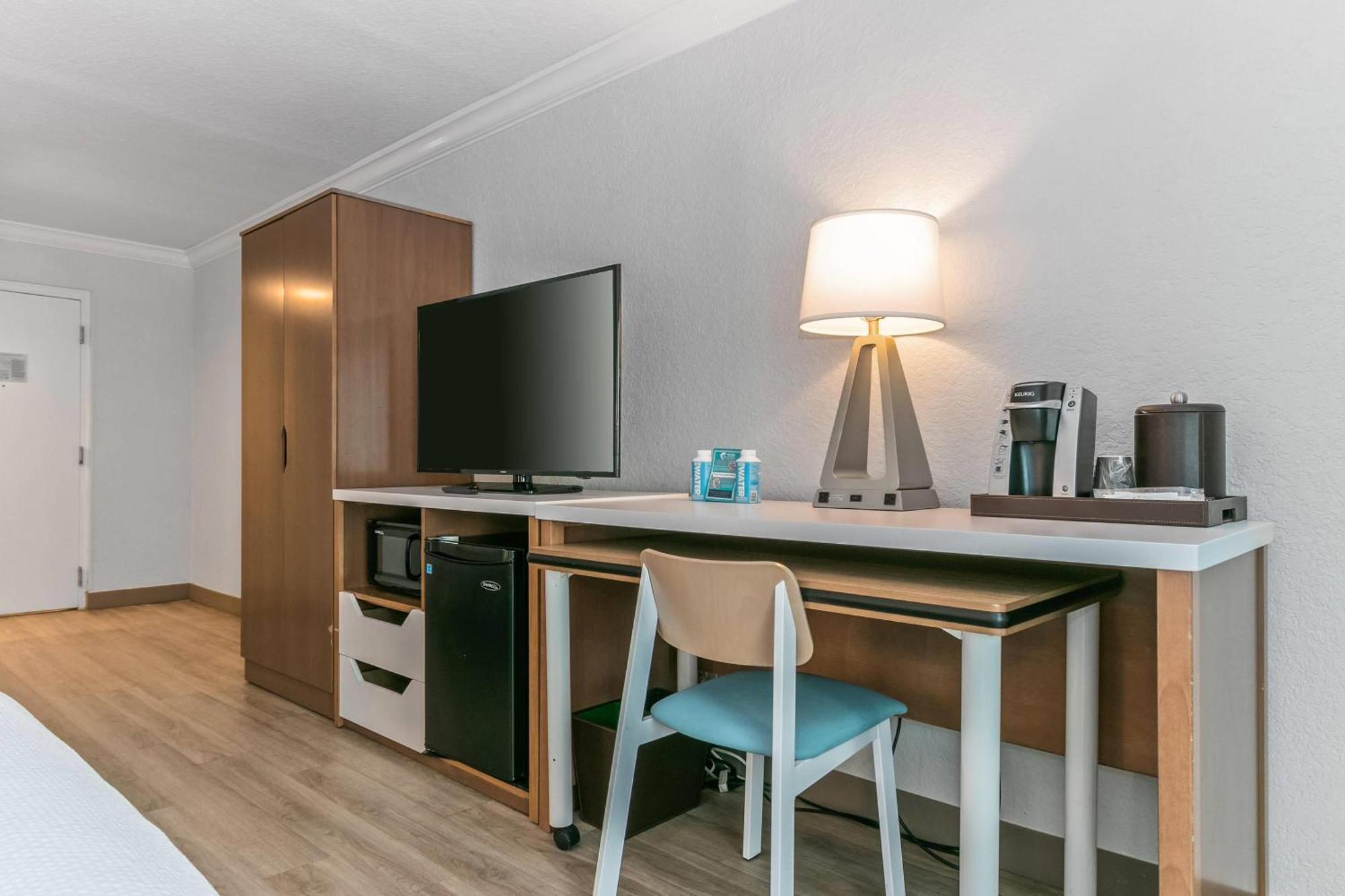Hotel Dolphin Sands Clearwater Beach, Ascend Collection Clearwater Beach