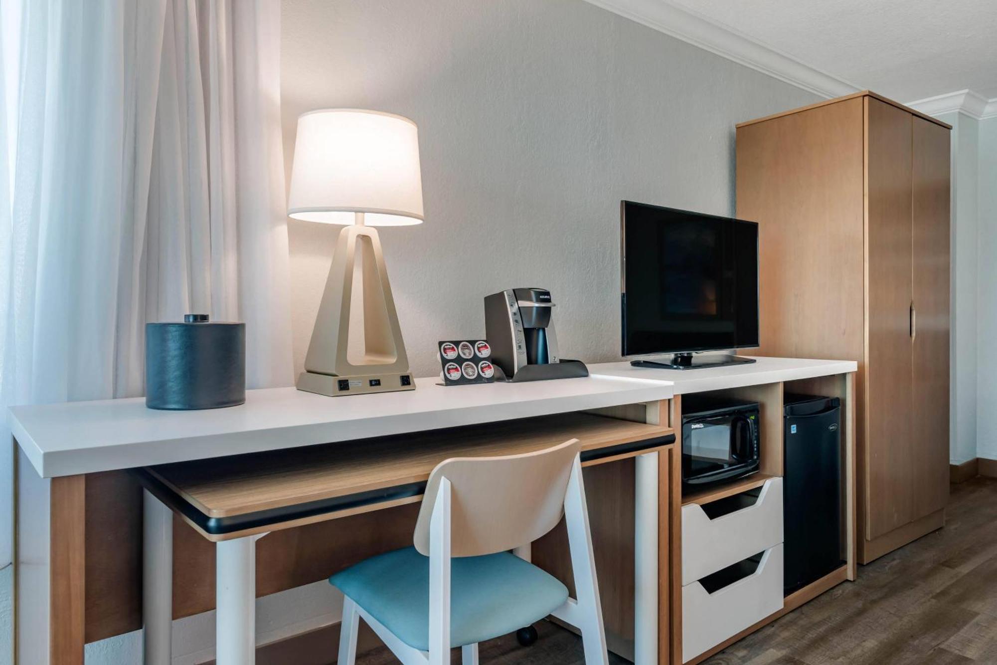 Dolphin Sands Clearwater Beach, Ascend Collection Hotel