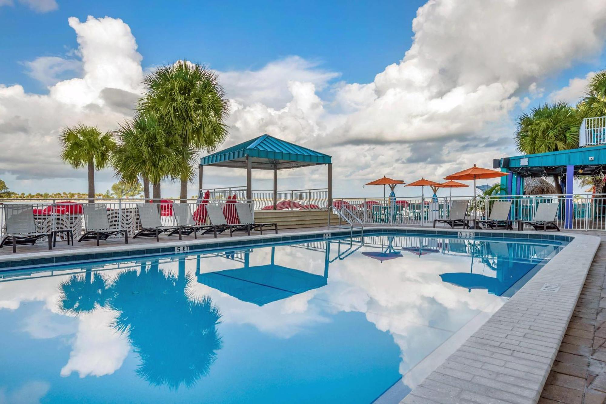 Dolphin Sands Clearwater Beach, Ascend Collection Clearwater Beach